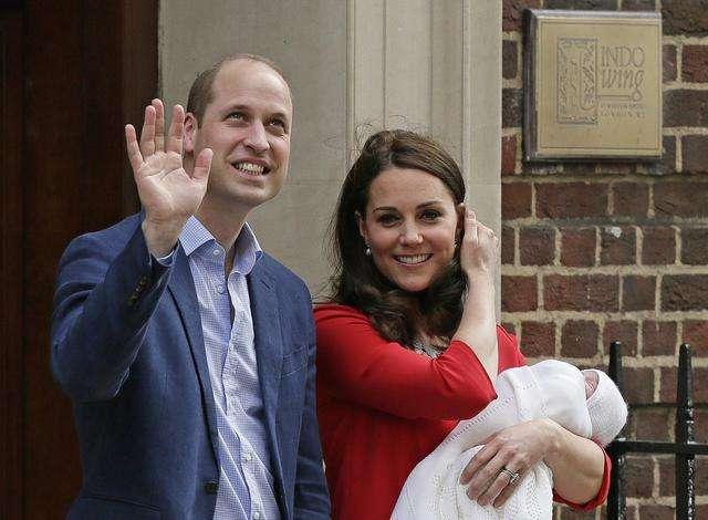 Royal Baby:  La duchessa di Cambridge splendida mamma in rosso.