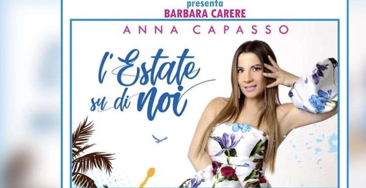Anna Capasso, a Non Solo Calcio con la sua nuova hit estiva “L’estate su di noi”