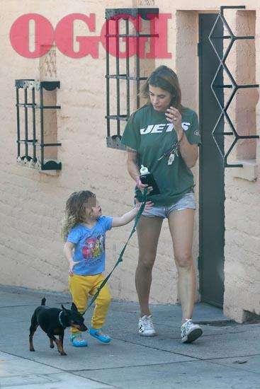Elisabetta Canalis, mamma super sexy in shorts e magliettina. E com’è cresciuta la figlia Skyler Eva! 