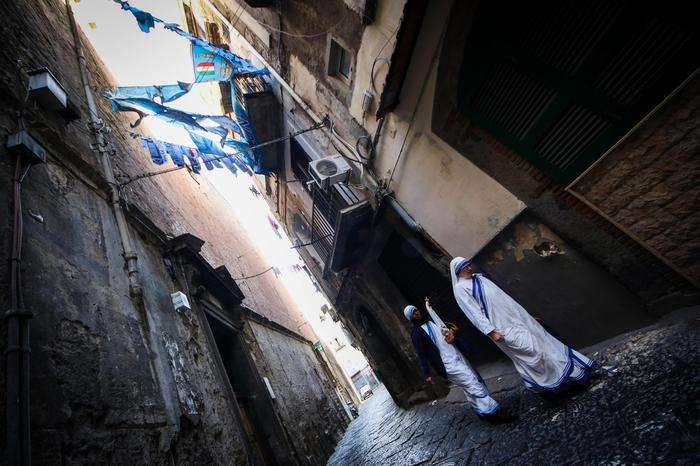 Napoli, 11 magliette azzurre stese davanti al convento di clausura