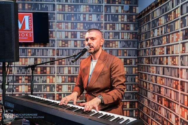 Alla Mondadori del Vomero il Vinile “La mia lunga storia d’amore” di Gianni Fiorellino è spettacolo puro 