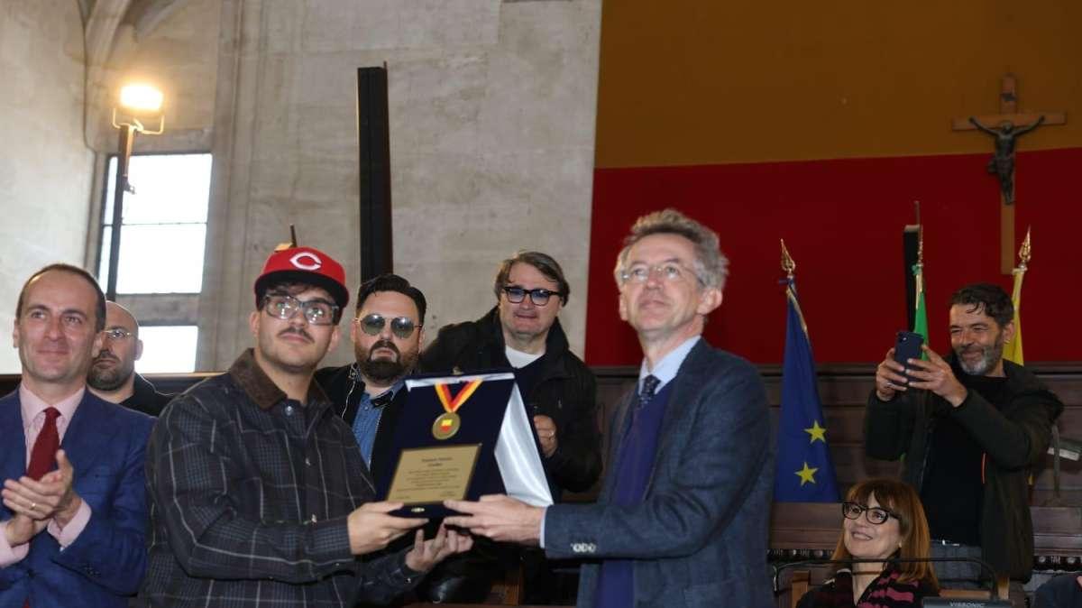 Geolier: «Io sono proprietà di Napoli. Volevo portare la lingua napoletana a Sanremo e ci sono riuscito»