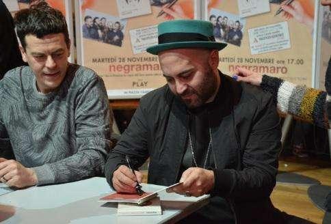 Fan in delirio al Centro Commerciale Campania: Negramaro incontrano i fan