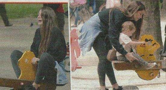Lady Astori al parco con la piccola Vittoria. 