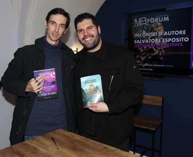Lo scrittore Matteo Cupellaro incontra l’attore Salvatore Esposito alla Mondadori di Napoli.