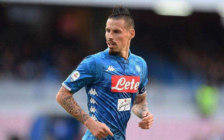 FOTO - Hamsik-Cina, il capitano regala a P. Cannavaro la sua ultima maglia: "Il tuo nome risuonerà in eterno nei vicoli della città!"