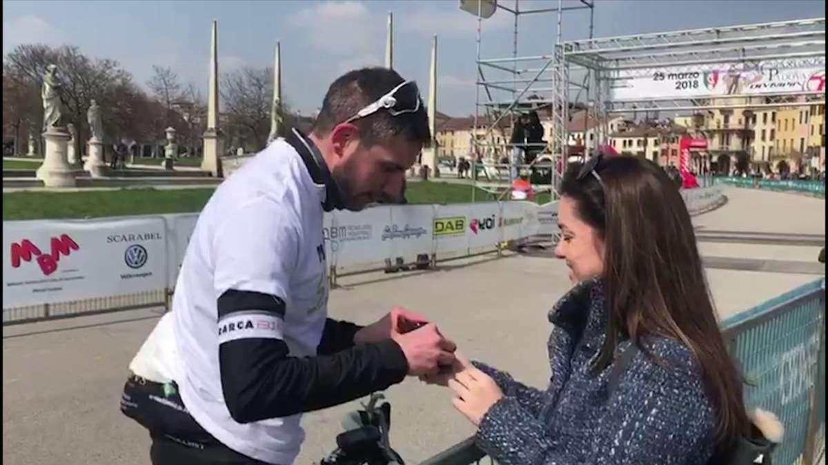 Padova, sorpresa al traguardo: proposta di matrimonio dopo la volata in bici