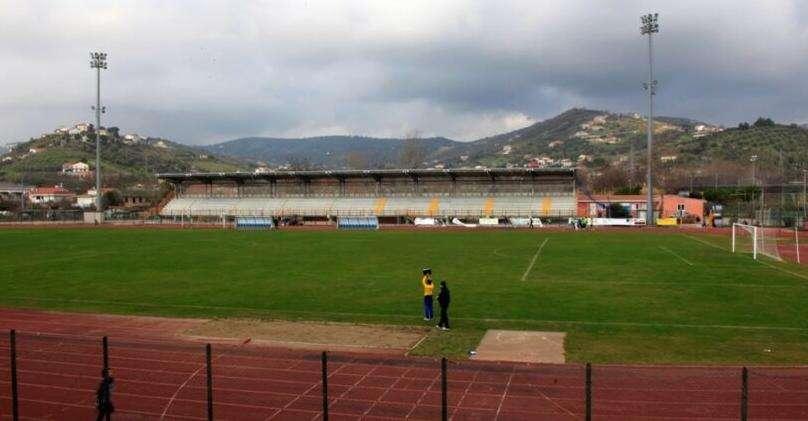 Tribuna ospiti dell'Arcoleo chiusa per la partita Acerrana - Casarano