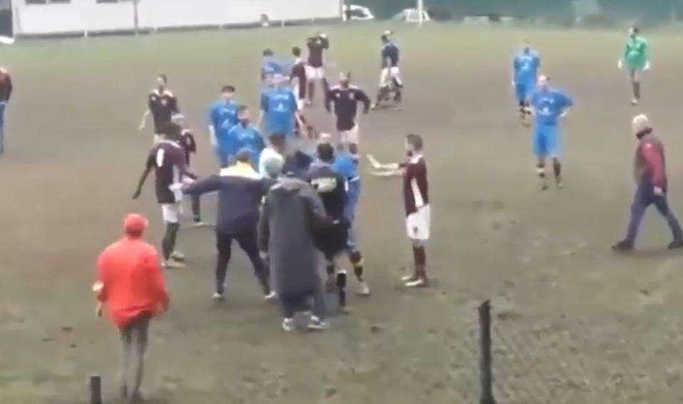 Allenatore ggredisce l'arbitro in campo: ecco le immagini dell'aggressione