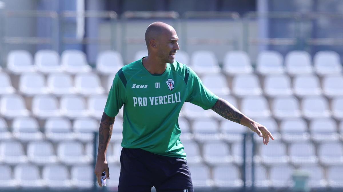 Panchina Giugliano, caccia aperta al dopo Di Napoli: stasera nuovi contatti per chiudere con Paolo Cannavaro