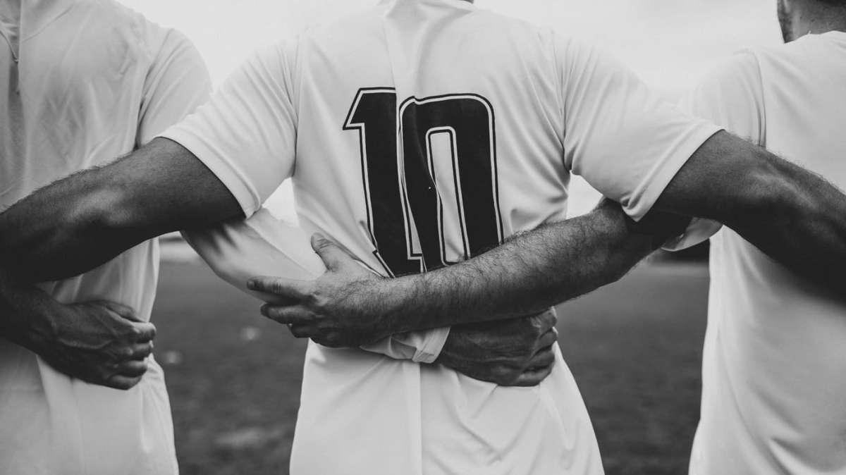 Calcio italiano in lutto: rinviate tutte le partite dopo la morte di Papa Francesco
