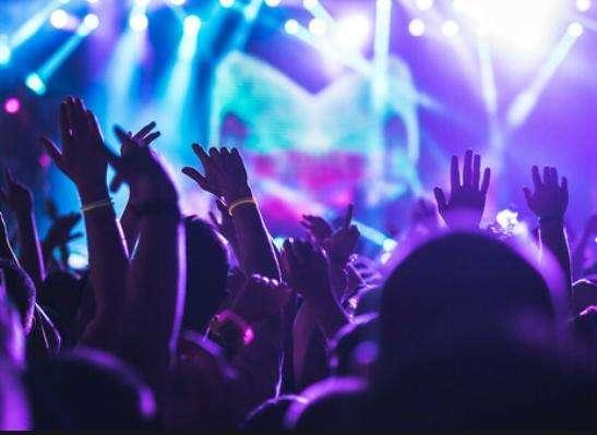 Contagi in aumento: il Governo chiude tutte le discoteche