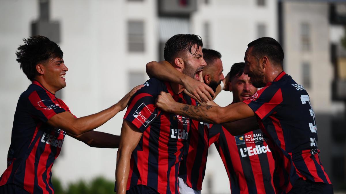 Clamoroso al Dimitri: il Taranto spreca il doppio vantaggio, Sfrecola fa due gol e la Cosmano Sport firma l'impresa