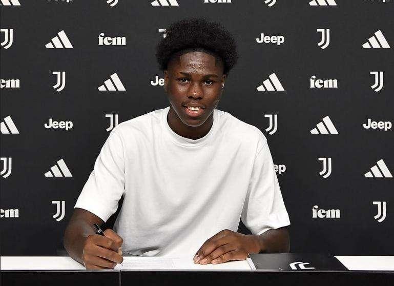 Juventus blinda Owusu: contratto fino al 2028 per il giovane centrocampista