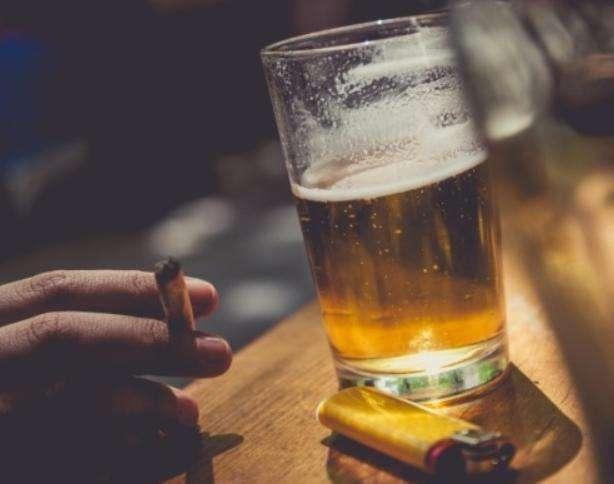 Lascia il campo per ubriacarsi al bar, torna e fuma: squalificato 