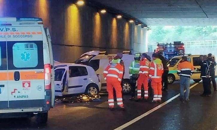 Incidente terribile, un frontale auto-moto si porta via un calciatore di 19 anni