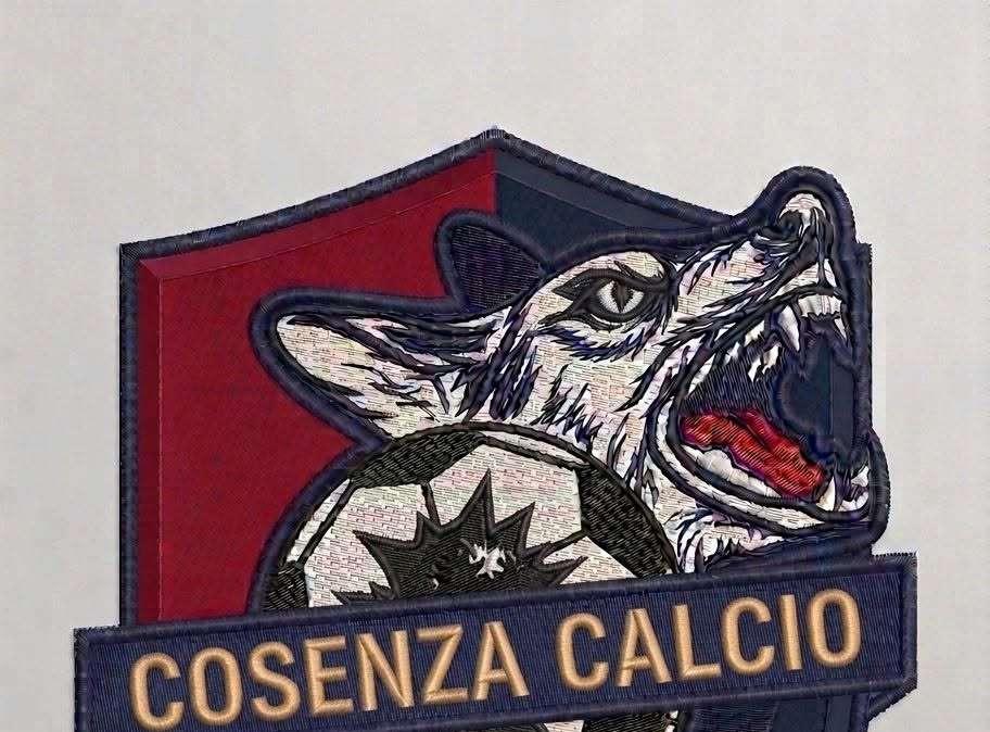 Svolta per il calcio a Cosenza: il simbolo della tradizione nelle mani della piazza per un nuovo futuro