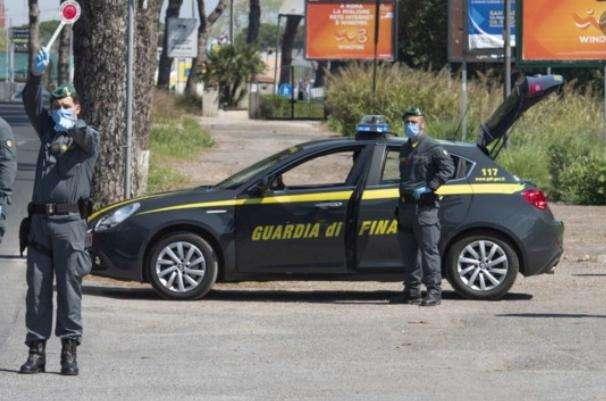 Presidente nei guai: pizzicato con 200 mila euro occualtati in auto