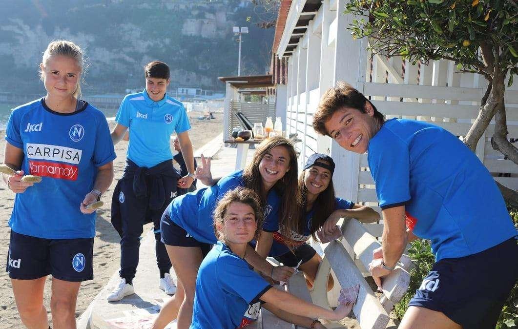 Una panchina rossa contro la violenza sulle donne: il gesto del Napoli Femminile