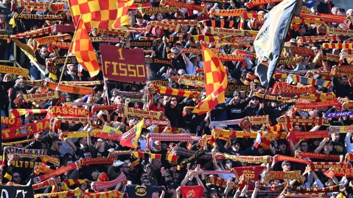 Catanzaro, i club dei tifosi in campo: «Fiducia nella proprietà, ma serve una svolta»