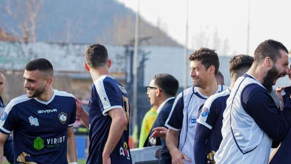 Cavese show a Gravina: 5-1 e vetta confermata