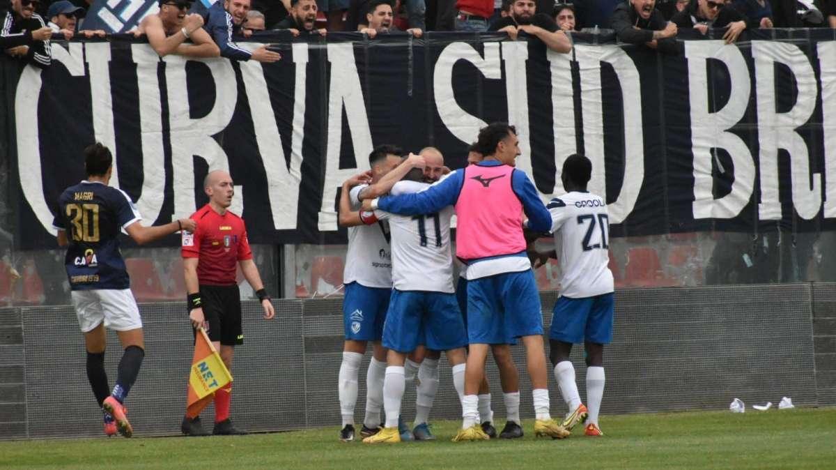 Apoteosi Brindisi: 3-1 alla Cavese, pugliesi in Serie C!