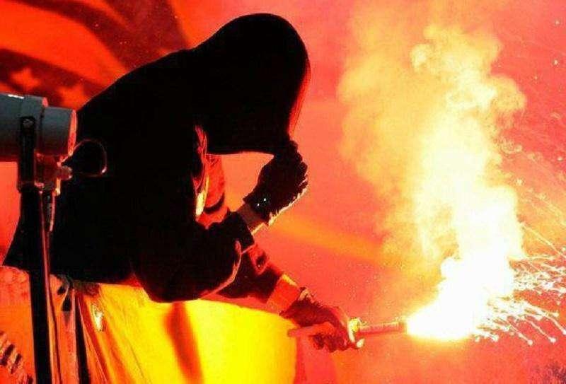 Scontri in piazza prima di una gara di serie D: 14 daspo