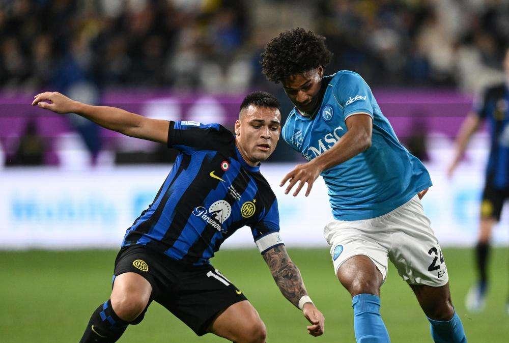 L'Inter alza la Supercoppa. Il Napoli recrimina per l'arbitraggio