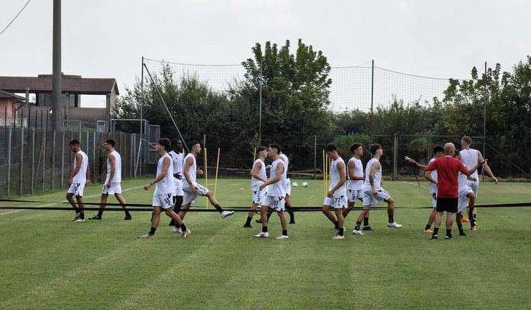 Smantellato un club di Serie D: via il mister e 19 calciatori!