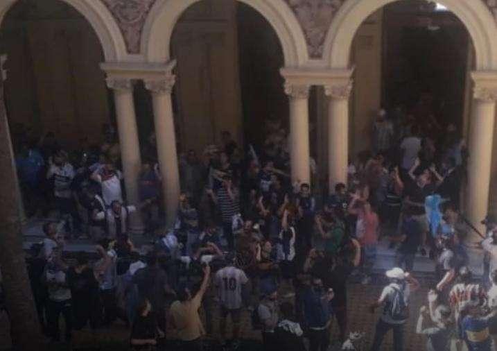Incidenti all'interno di Casa Rosada: chiusa la camera ardente di Diego Armando Maradona