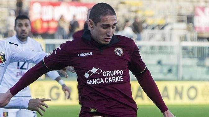 Tenta di strangolare la sorellina di 15 anni: nei guai ex attaccante del Livorno