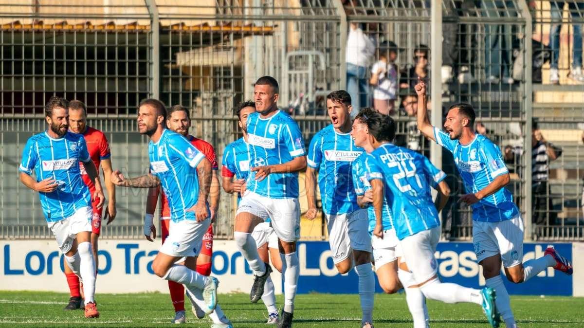 Il Brindisi va sul doppio vantaggio ma non riesce a battere il Costa d'Amalfi