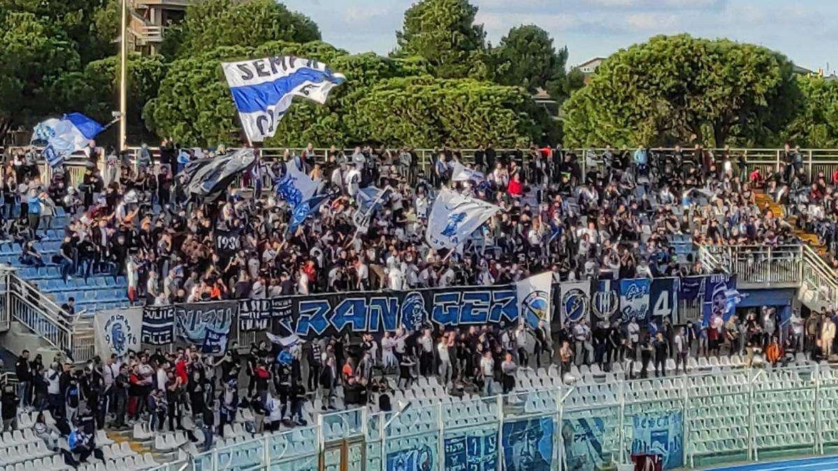 Pescara, i tifosi confermano il sostegno alla squadra... ma anche la resa dei conti