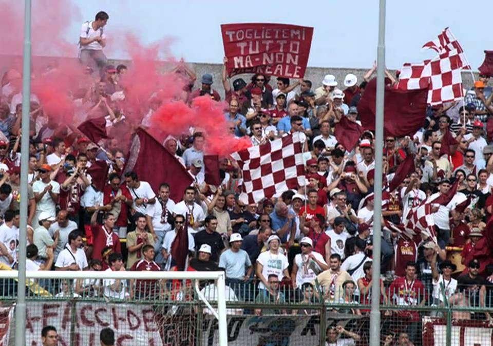 Una big di serie D ammette: «Allenatore via su richiesta dei gruppi organizzati»