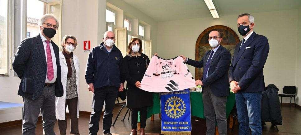 Le maglia del Palermo diventano camici per i piccoli pazienti dell’Ospedale dei Bambini