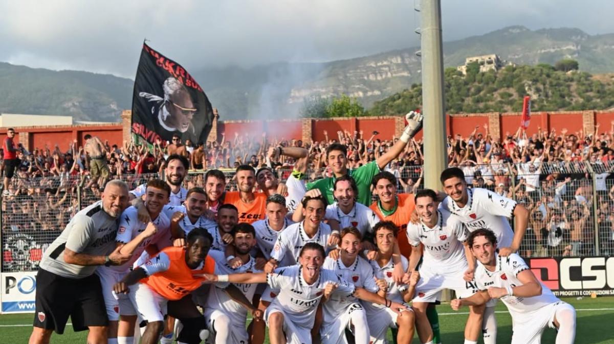 La Nocerina soffre, rimonta la Sarnese e fa festa ai rigori: finisce 6-3 dopo 120' di fuoco