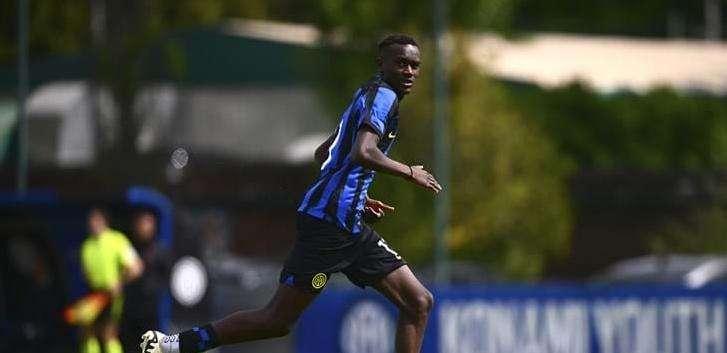 Il bomberino dell'Inter Jamal Idrissou che studia da Thuram