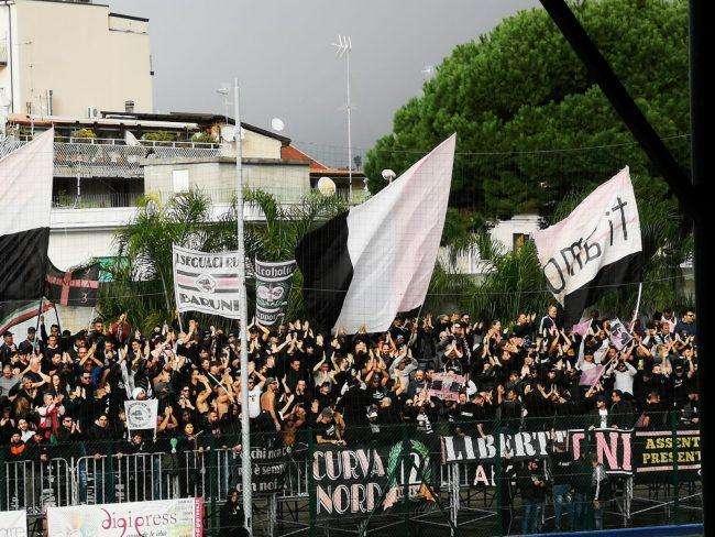 Rissa tra tifosi all'intervallo di Palmese-Palermo. Polizia in campo