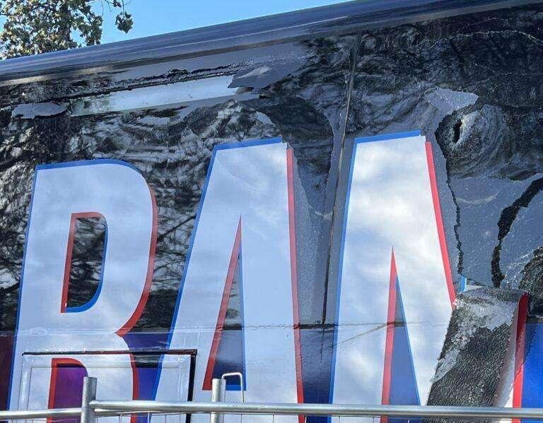 Vandalismo a Ischia: il pullman del Casarano preso a sassate