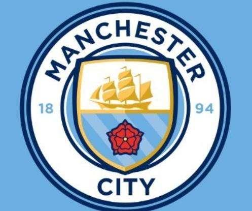 Manchester City in campo con la patch "Black Lives Matter"