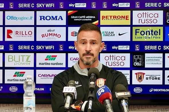 Benevento, Floro Flores: «Domani sarà un derby insidioso sotto tutti gli aspetti, dovremo essere il solito Benevento delle gare casalinghe»
