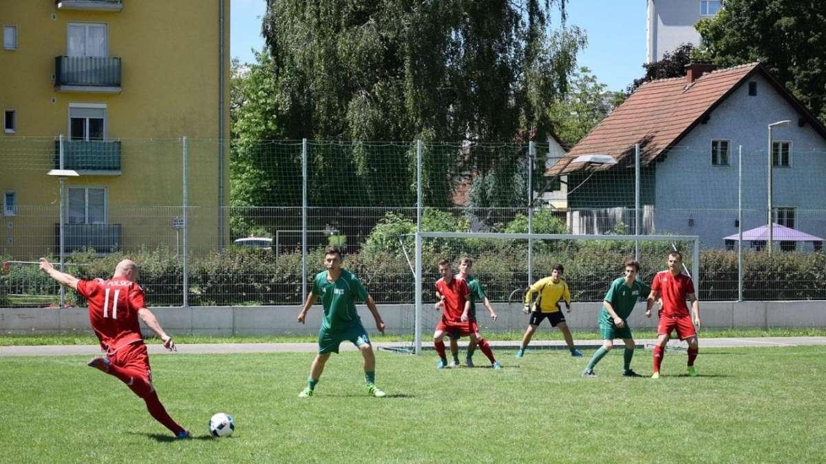 Serie D, tutti i risultati ed i marcatori. Vincono Sanremese, Mantovano, Reggiana, Ponsacco, Tuttocuio, Massese, Avellino, Nardò, Cerignola, Bari, Turris e Nocerina. Frenano Como, Modena, Cesena ed Aprilia. Cadono Latina, Taranto e Messina