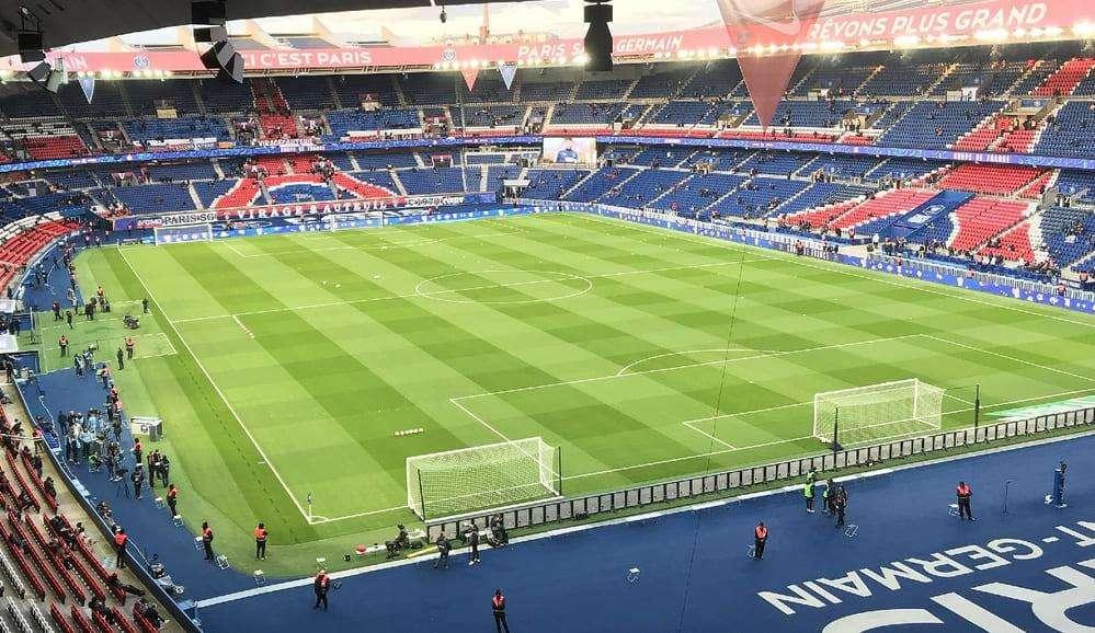 Multa e risarcimento danni: saluti nazisti e razzismo al Parc des Princes costano caro al Barça