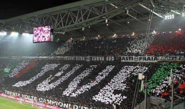 Il tifo organizzato della Juventus contro gli ex dirigenti: "Paghiamo per questa lurida dirigenza"