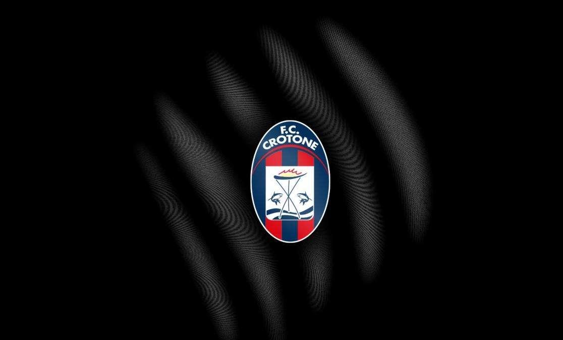 Crotone, il club metti i puntini sulle i: nessuna complicità, solo minacce
