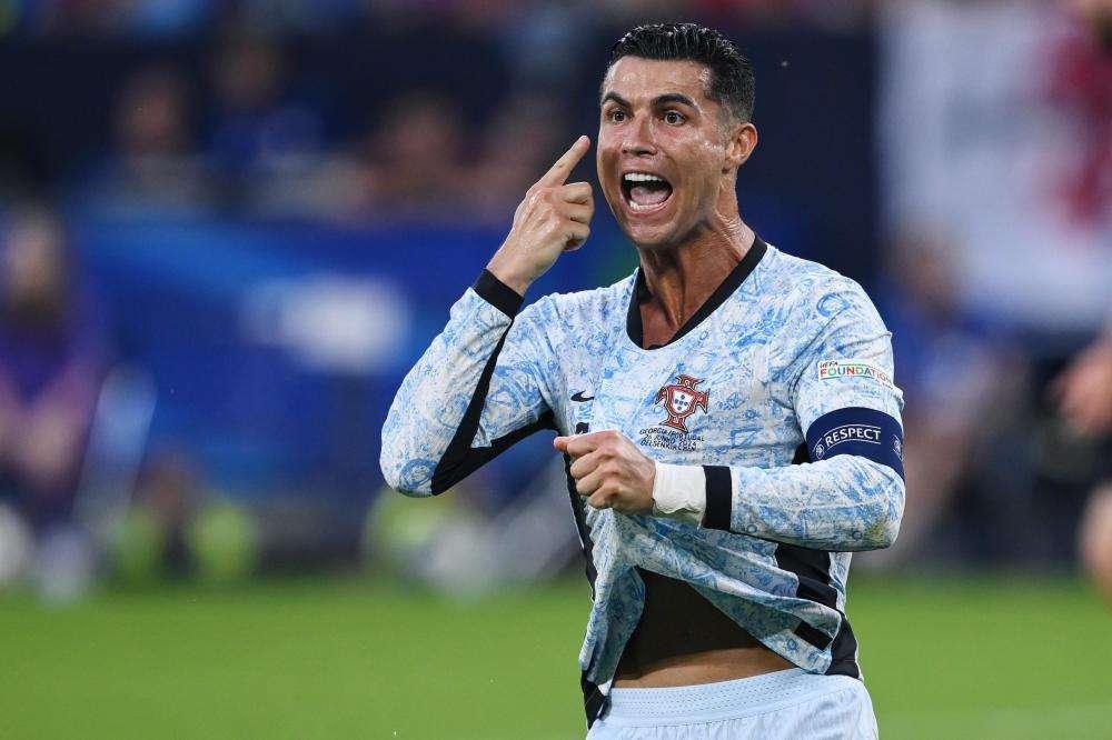 Forbes, i calciatori più pagati: Cristiano Ronaldo in testa, doppiato Messi