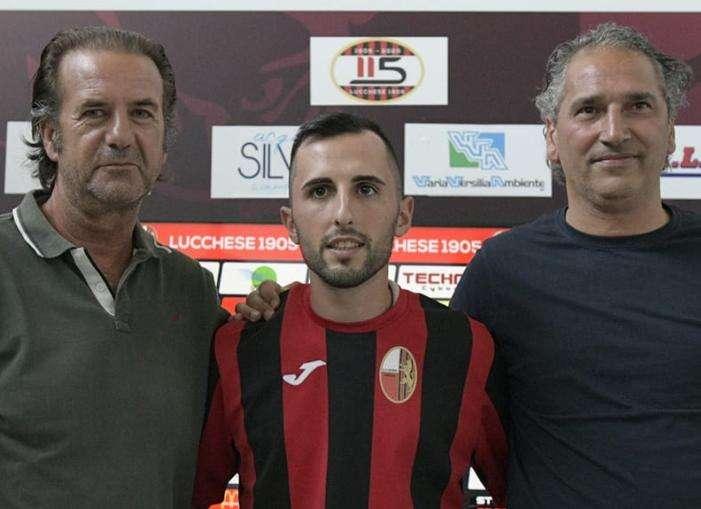 Lucchese, ecco la foto del nuovo acquisto con la maglia rossonera