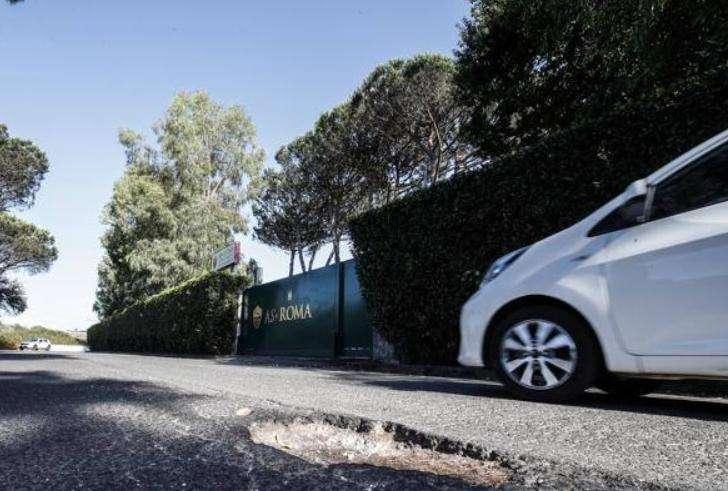 Follia a Roma: il padre di Scamacca come una furia nella sede della Roma