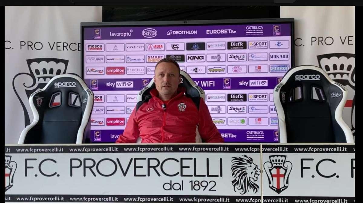 Pro Vercelli, Santoni esulta a Lecco: «Vittoria soffertissima, ora vogliamo fare lo sgambetto alla capolista»