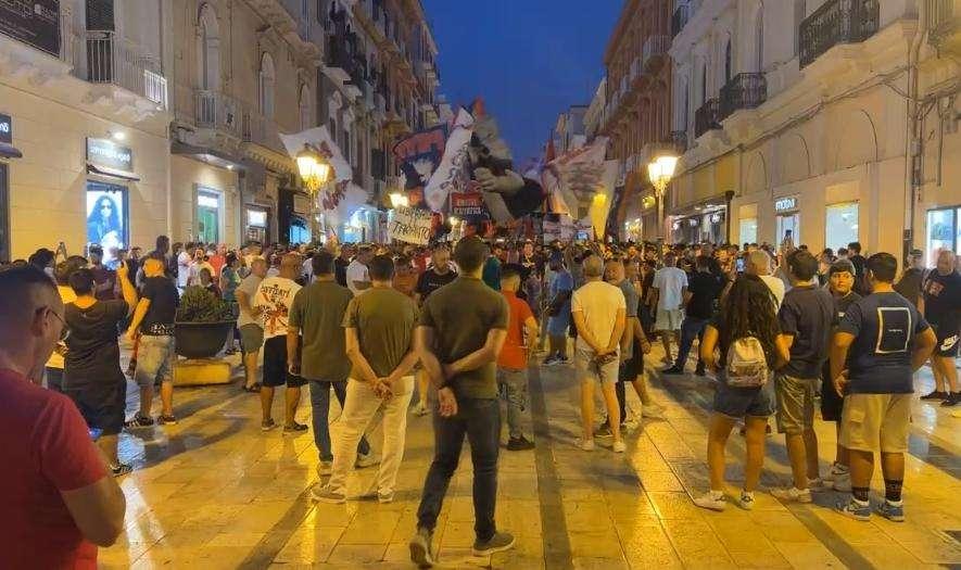 Taranto, centinaia di tifosi in piazza per protestare: bersagliato Massimo Giove